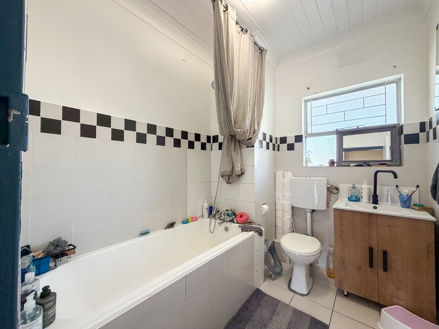 1 Bedroom Property for Sale in Vredehoek Western Cape